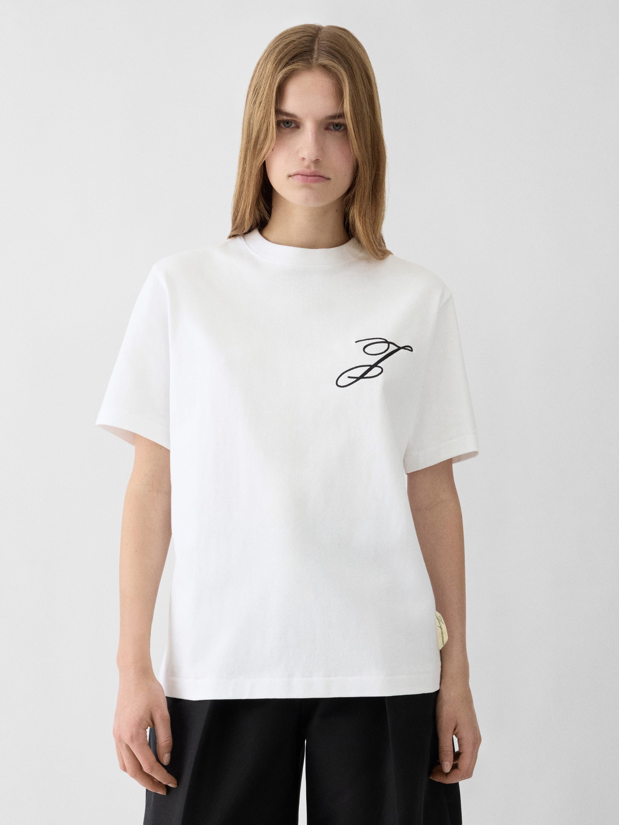 T-shirt Jacquemus en coton BLANC 240g/m² avec logo script blanc, au design minimaliste et premium.
