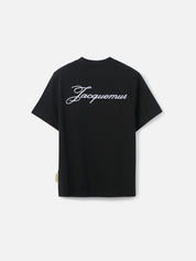 T-shirt Jacquemus en coton noir premium avec logo script blanc, au design minimaliste et élégant.
