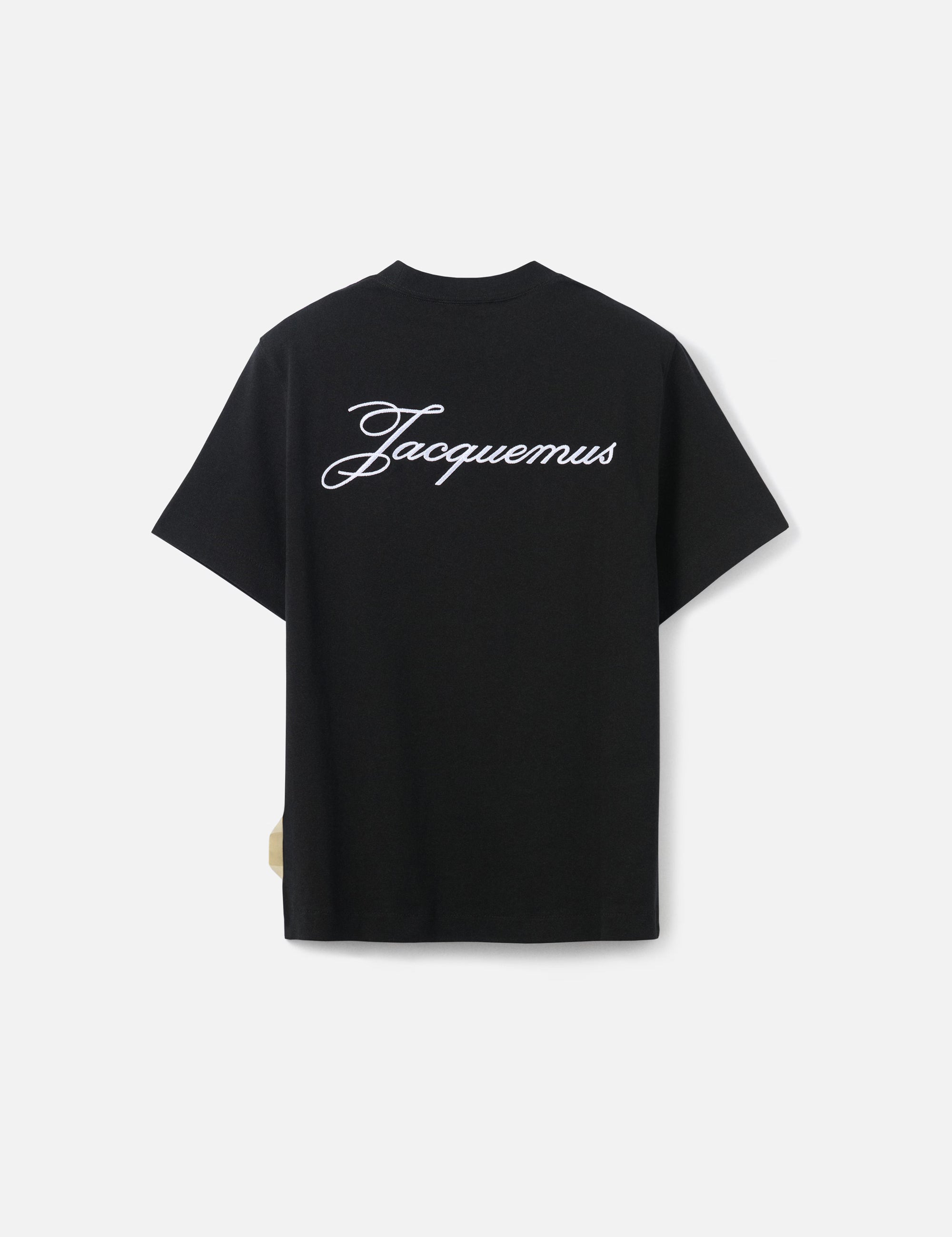 T-shirt Jacquemus en coton noir premium avec logo script blanc, au design minimaliste et élégant.
