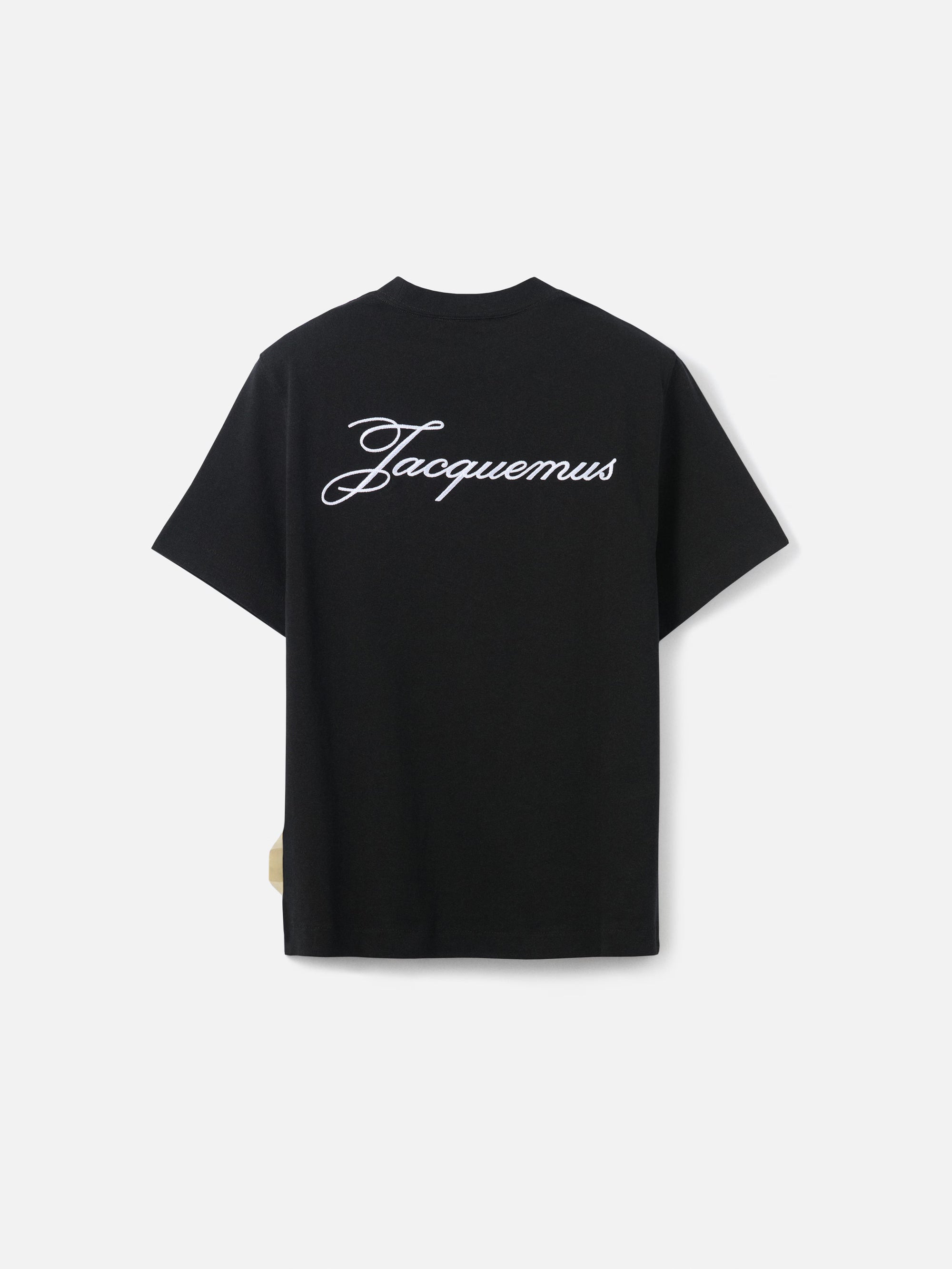 T-shirt Jacquemus en coton noir premium avec logo script blanc, au design minimaliste et élégant.
