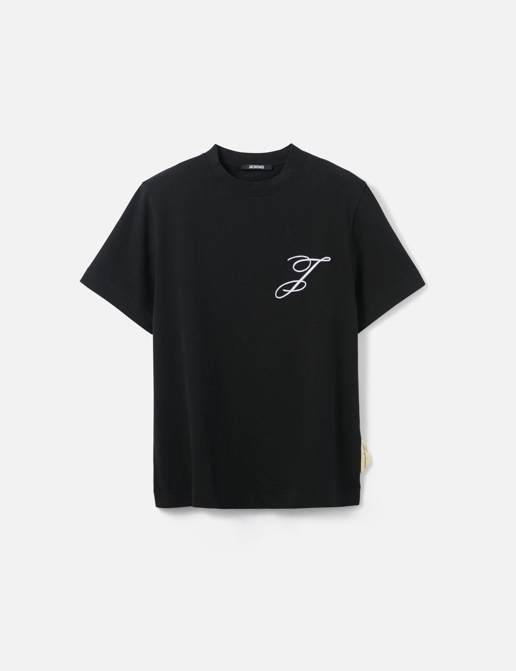T-shirt Jacquemus en coton noir premium avec logo script blanc, au design minimaliste et élégant.
