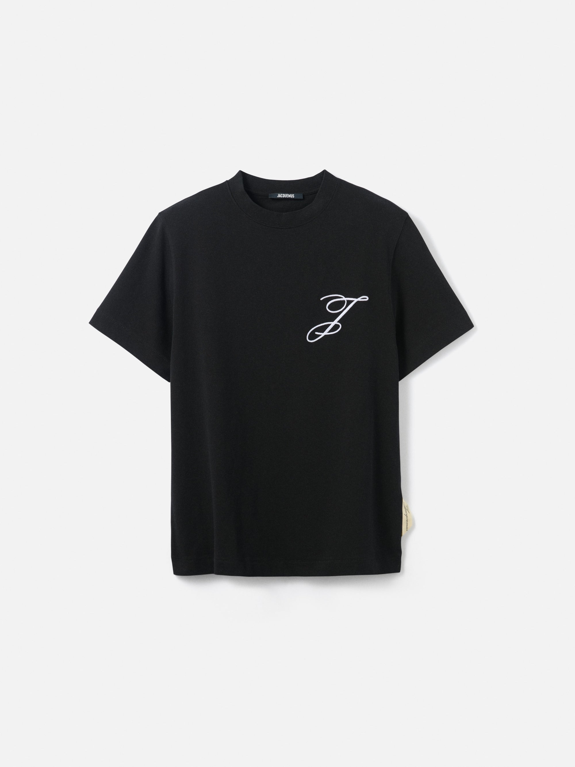 T-shirt Jacquemus en coton noir premium avec logo script blanc, au design minimaliste et élégant.
