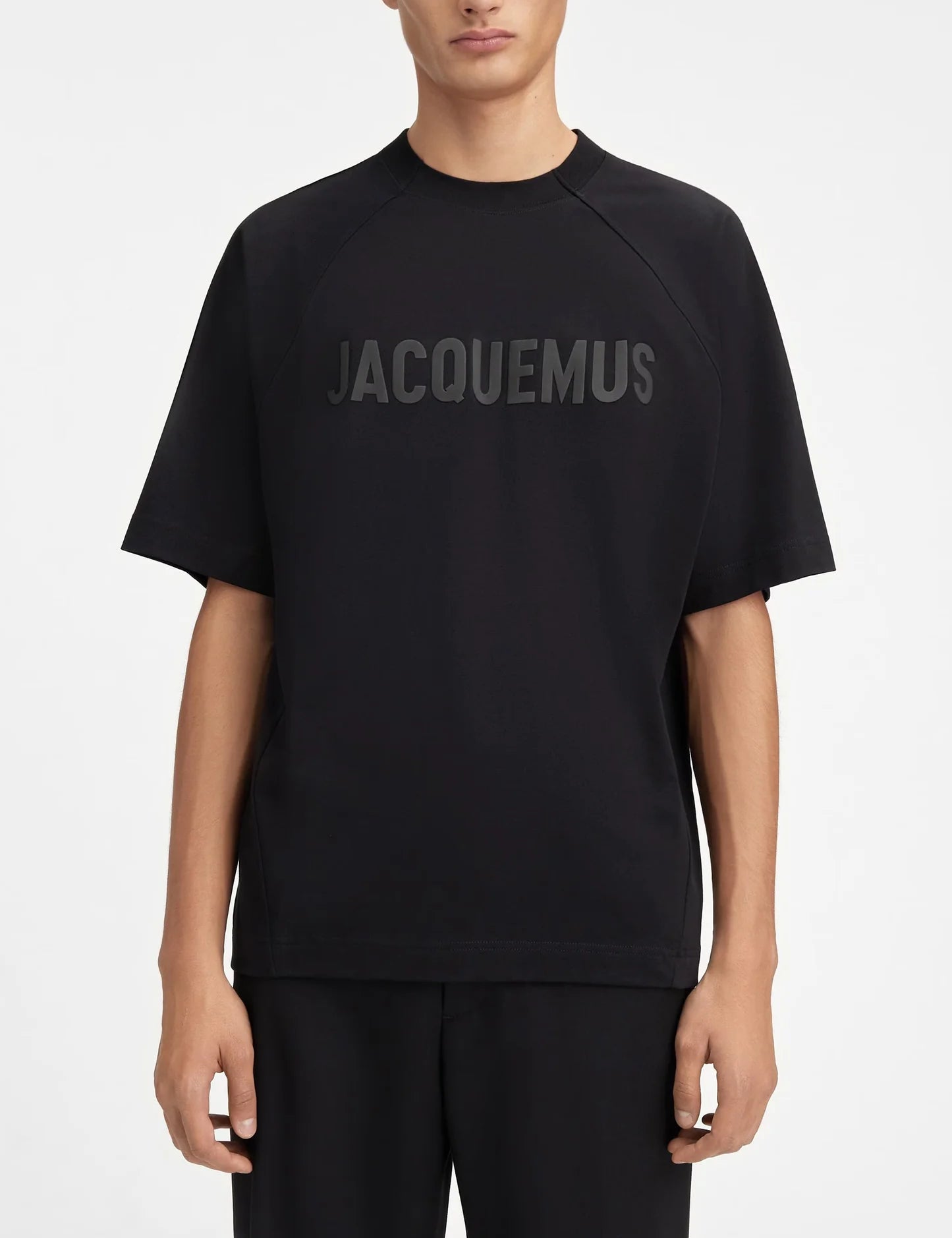 Image du tee-shirt JACQUEMUS Typo Noir Logo Noir, en coton noir premium, avec logo typographique noir ton sur ton et coupe droite contemporaine.