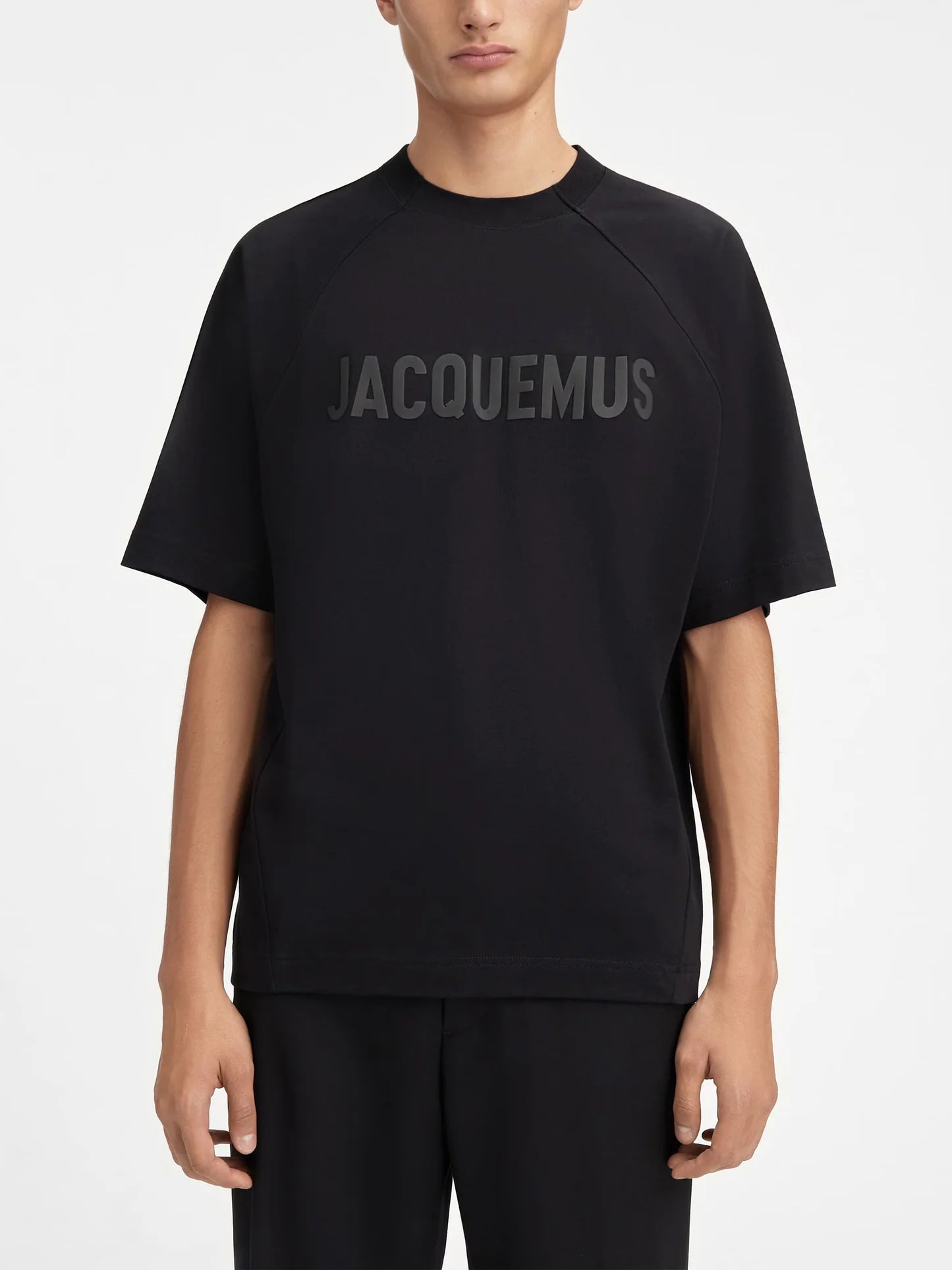 Image du tee-shirt JACQUEMUS Typo Noir Logo Noir, en coton noir premium, avec logo typographique noir ton sur ton et coupe droite contemporaine.