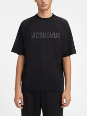 Image du tee-shirt JACQUEMUS Typo Noir Logo Noir, en coton noir premium, avec logo typographique noir ton sur ton et coupe droite contemporaine.