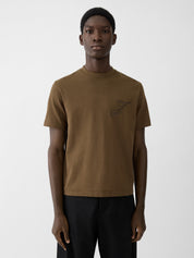 Tee-shirt Jacquemus kaki en coton premium avec logo brodé sur la poitrine et coupe classique minimaliste.Vue mannequin