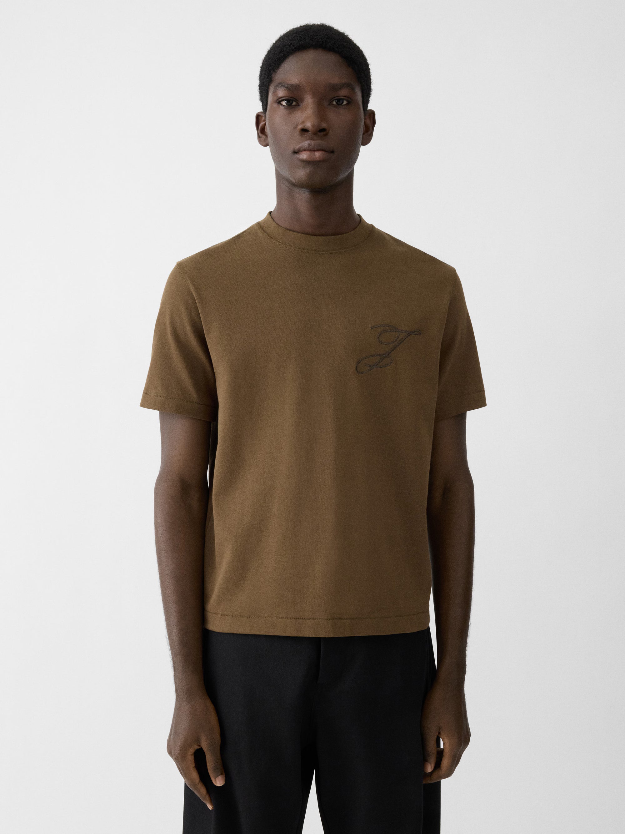 Tee-shirt Jacquemus kaki en coton premium avec logo brodé sur la poitrine et coupe classique minimaliste.Vue mannequin