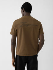 Tee-shirt Jacquemus kaki en coton premium avec logo brodé sur la poitrine et coupe classique minimaliste.Vue mannequin de dos