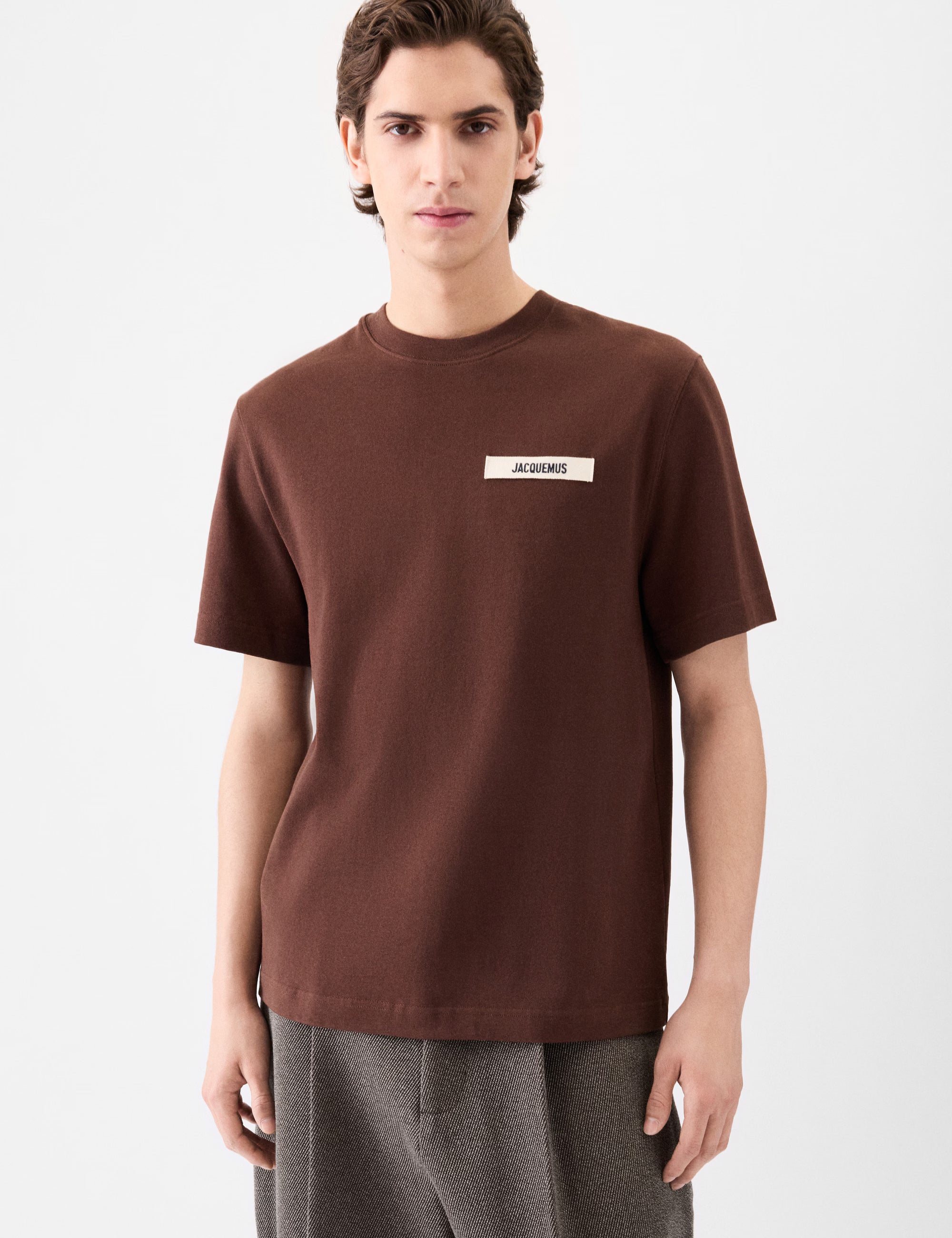 Tee-shirt Jacquemus marron en coton gros grain premium avec texture structurée et finitions élégantes
