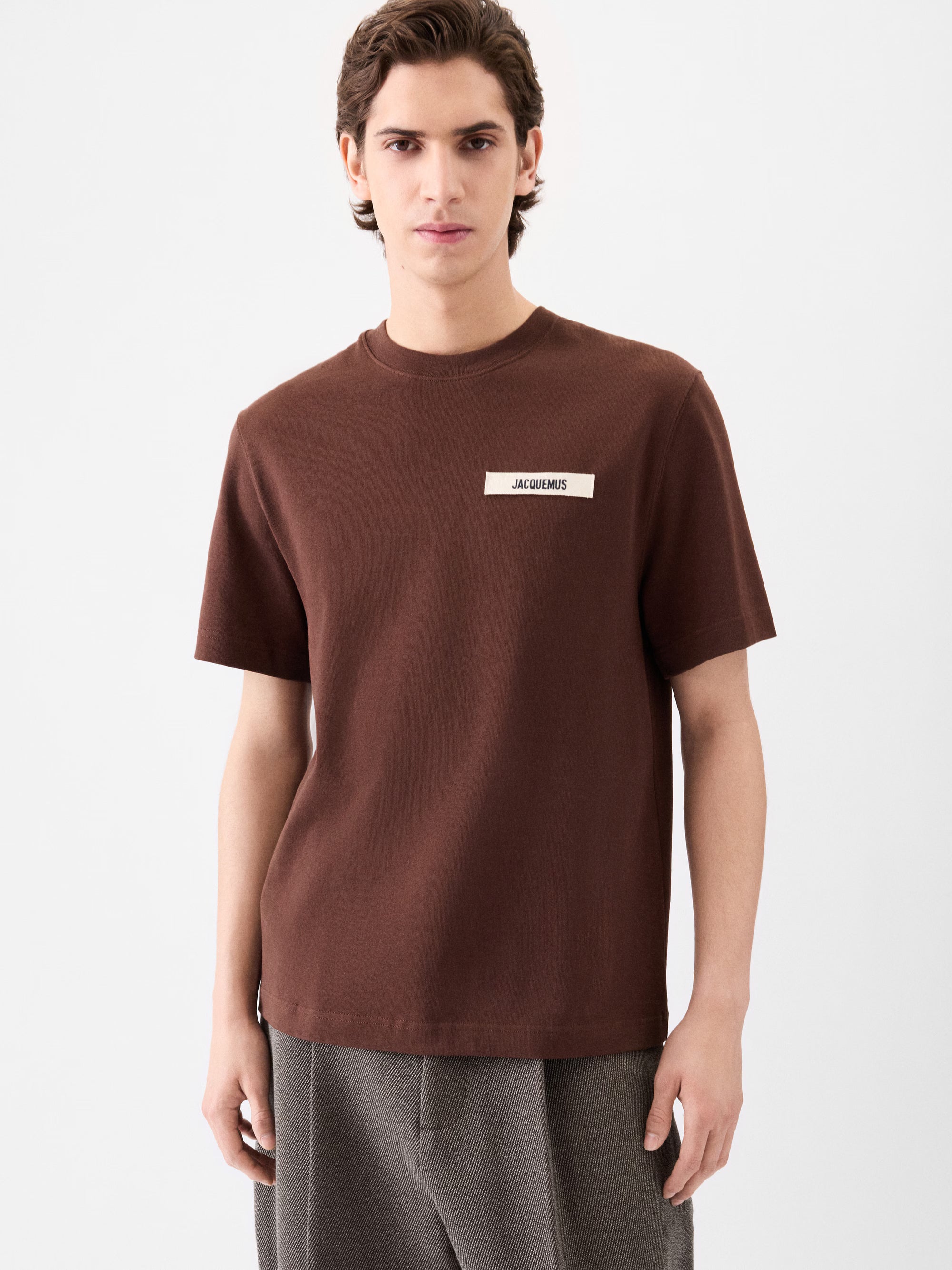 Tee-shirt Jacquemus marron en coton gros grain premium avec texture structurée et finitions élégantes
