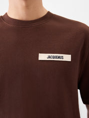 Tee-shirt Jacquemus marron en coton gros grain premium avec texture structurée et finitions élégantes

