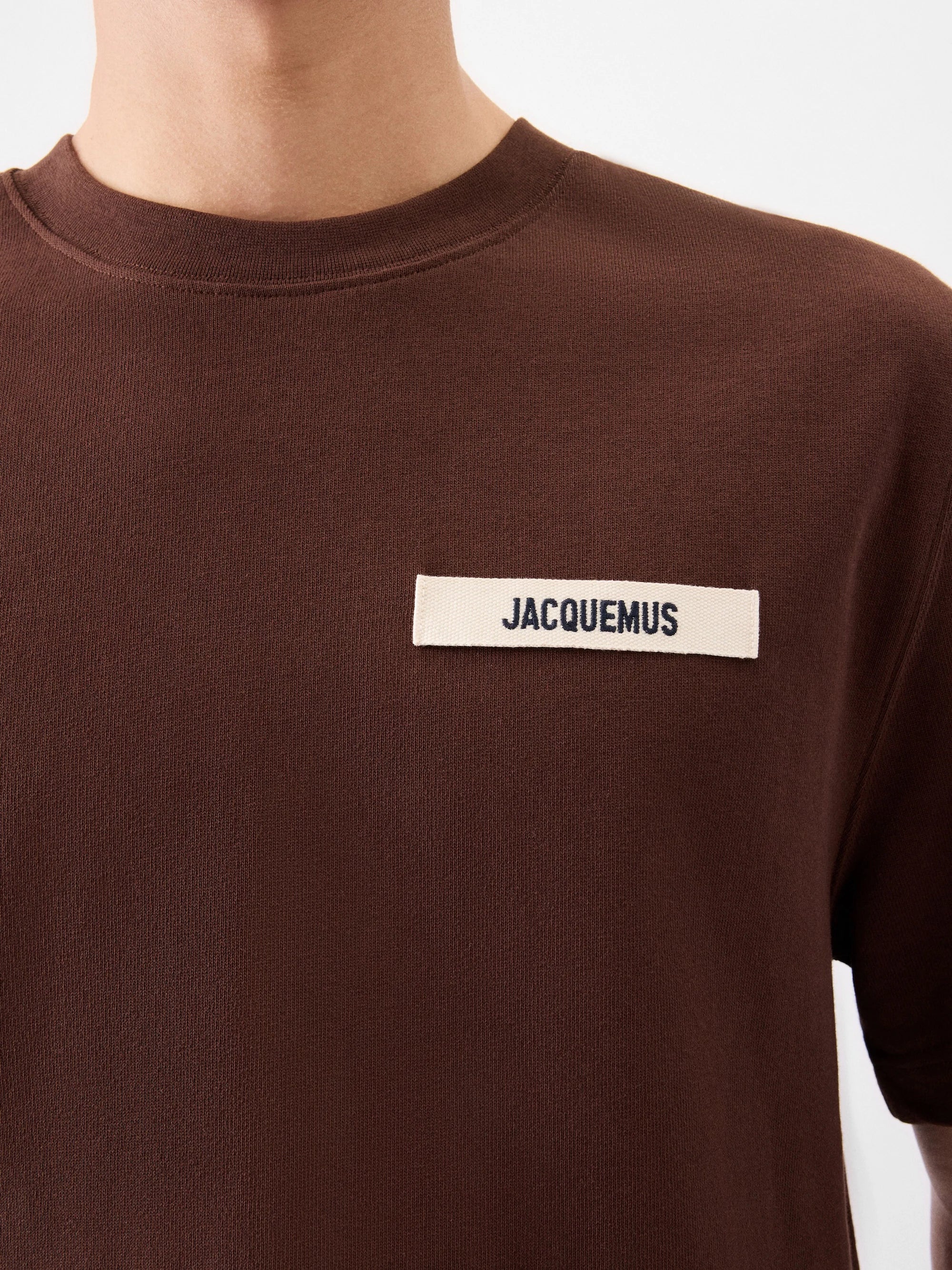 Tee-shirt Jacquemus marron en coton gros grain premium avec texture structurée et finitions élégantes
