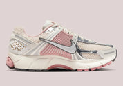  chaussure de running The Nike Zoom Vomero 5 Wears Delicate , rose , beige , gris , semelle légère et confortable , vu de profil