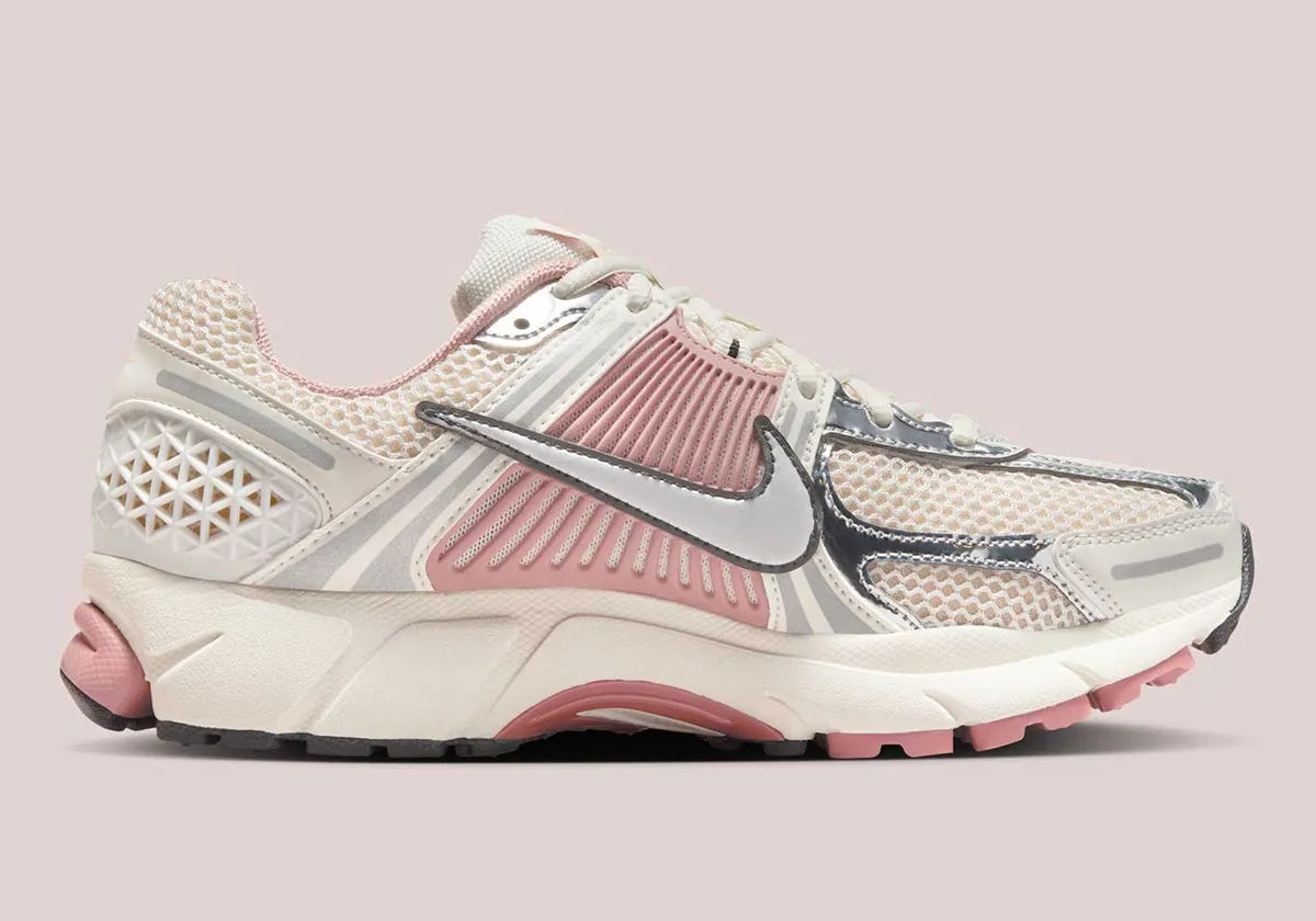  chaussure de running The Nike Zoom Vomero 5 Wears Delicate , rose , beige , gris , semelle légère et confortable , vu de profil
