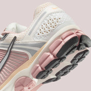  chaussure de running The Nike Zoom Vomero 5 Wears Delicate , rose , beige , gris , semelle légère et confortable , vu de coté