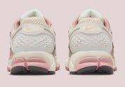  chaussure de running The Nike Zoom Vomero 5 Wears Delicate , rose , beige , gris , semelle légère et confortable , vu de l'arrière