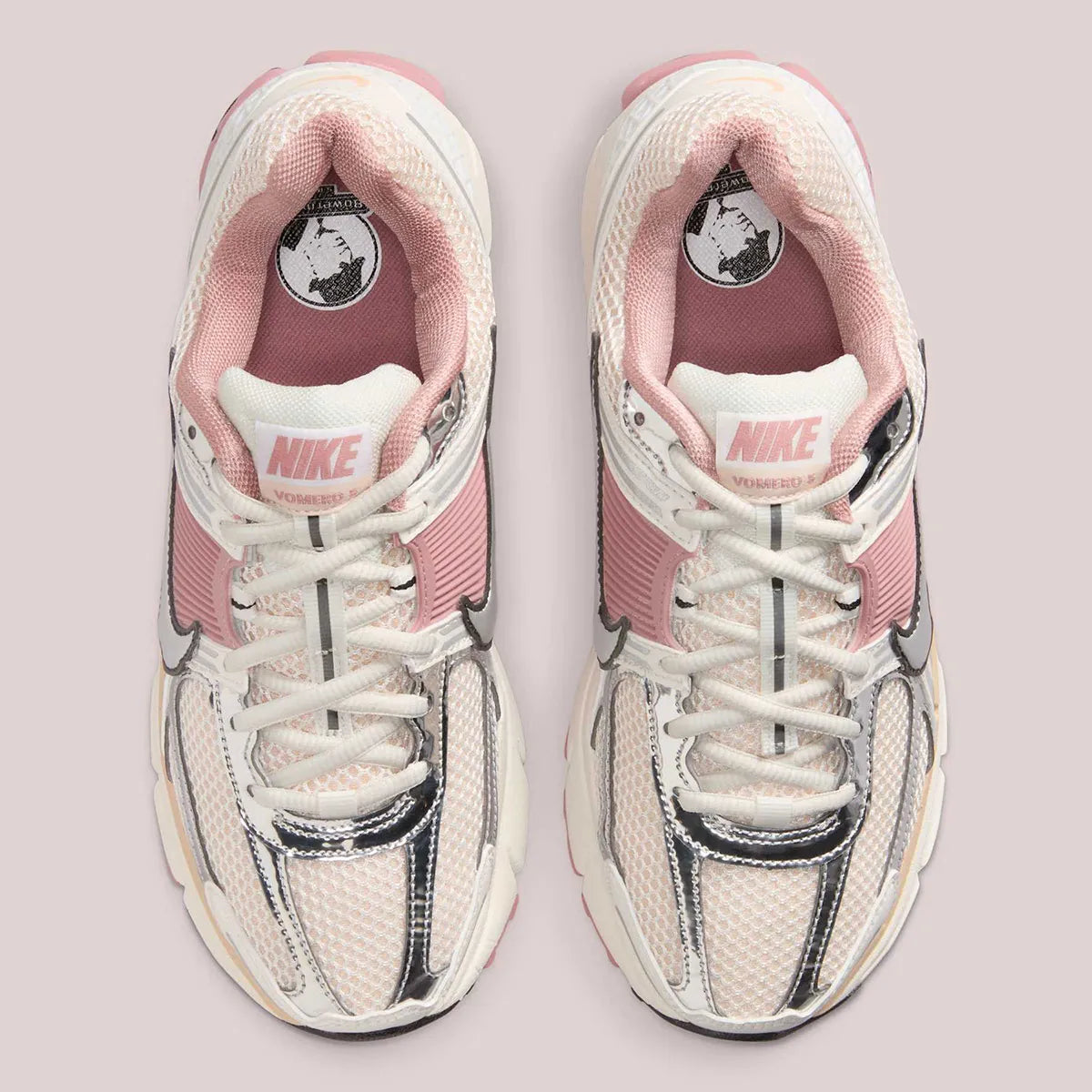  chaussure de running The Nike Zoom Vomero 5 Wears Delicate , rose , beige , gris , semelle légère et confortable , vu de haut