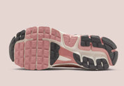  chaussure de running The Nike Zoom Vomero 5 Wears Delicate , rose , beige , gris , semelle légère et confortable , vue du dessous