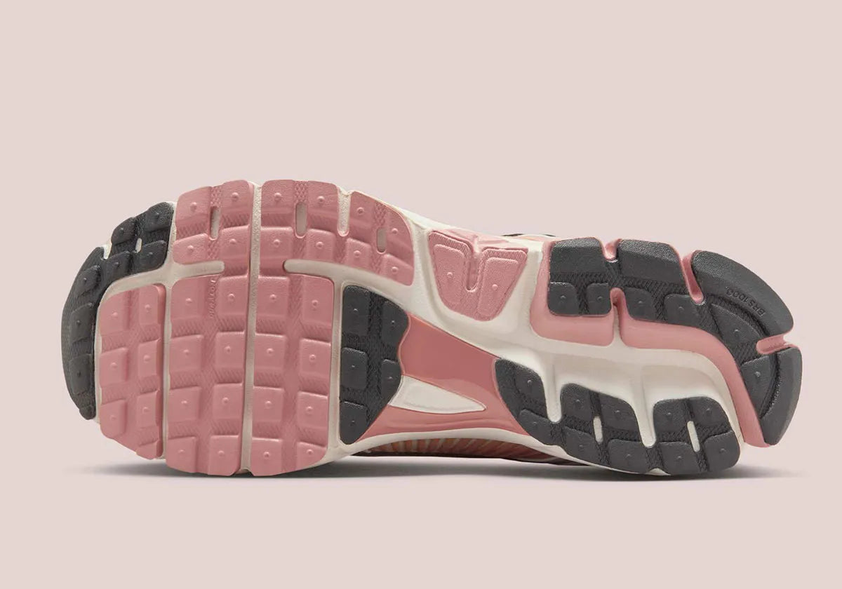  chaussure de running The Nike Zoom Vomero 5 Wears Delicate , rose , beige , gris , semelle légère et confortable , vue du dessous