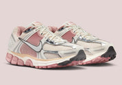  chaussure de running The Nike Zoom Vomero 5 Wears Delicate , rose , beige , gris , semelle légère et confortable , vu de coté