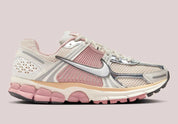  chaussure de running The Nike Zoom Vomero 5 Wears Delicate , rose , beige , gris , semelle légère et confortable , vu de profil
