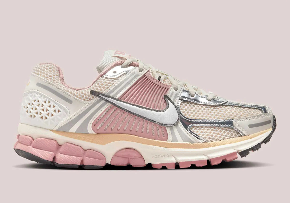  chaussure de running The Nike Zoom Vomero 5 Wears Delicate , rose , beige , gris , semelle légère et confortable , vu de profil