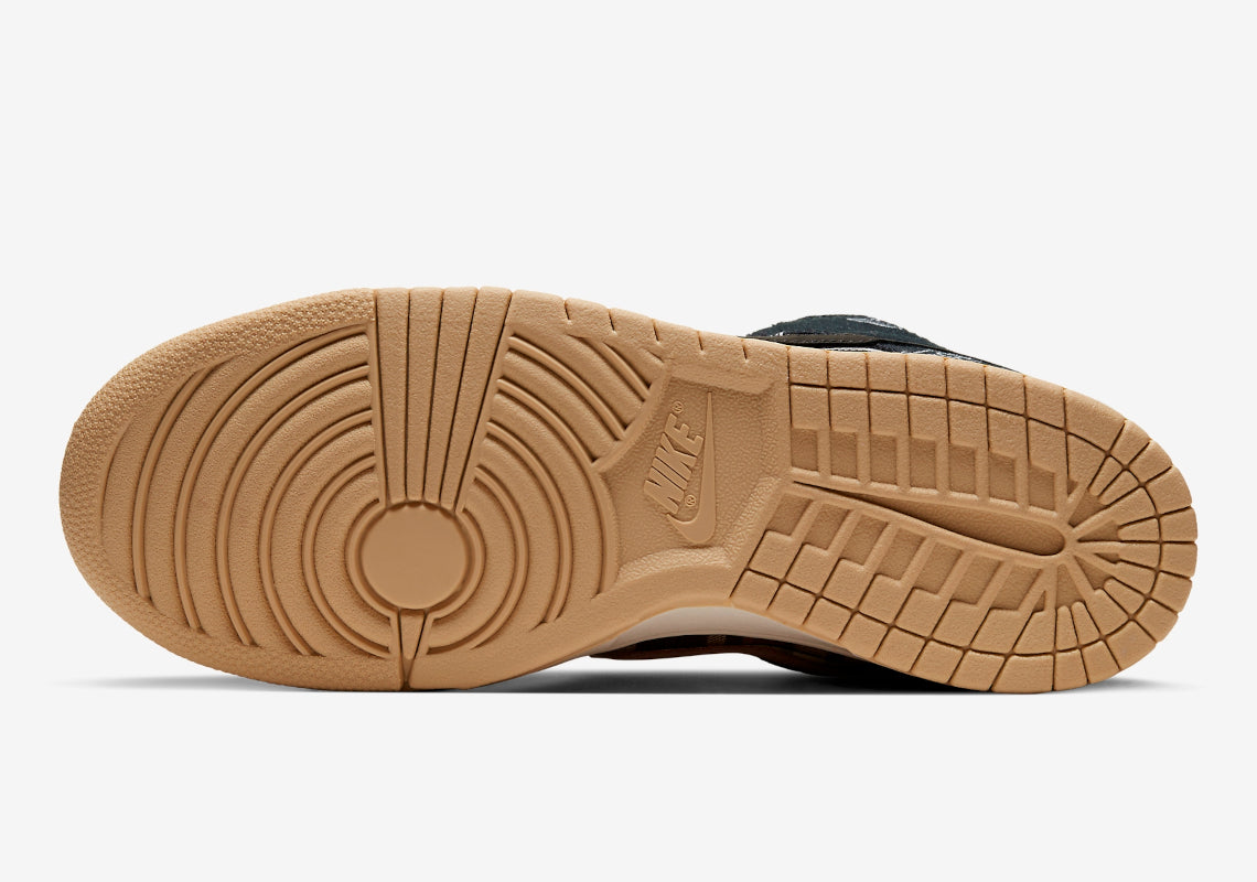 Sneakers Nike SB Dunk Low Travis Scott en suède, cuir et toile, coloris beige, marron et noir, swoosh inversé et détails premium.