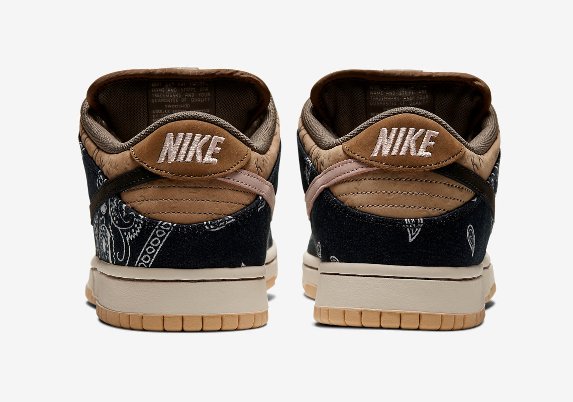 Sneakers Nike SB Dunk Low Travis Scott en suède, cuir et toile, coloris beige, marron et noir, swoosh inversé et détails premium.