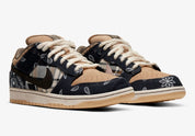 Sneakers Nike SB Dunk Low Travis Scott en suède, cuir et toile, coloris beige, marron et noir, swoosh inversé et détails premium.