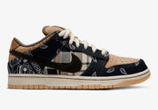 Sneakers Nike SB Dunk Low Travis Scott en suède, cuir et toile, coloris beige, marron et noir, swoosh inversé et détails premium.
