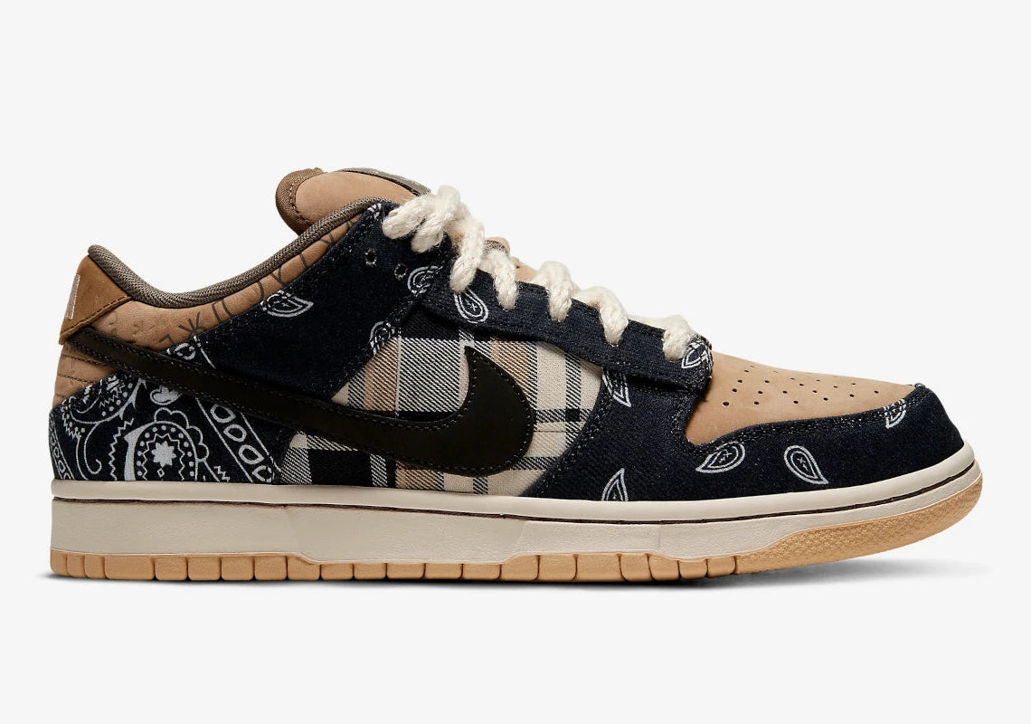 Sneakers Nike SB Dunk Low Travis Scott en suède, cuir et toile, coloris beige, marron et noir, swoosh inversé et détails premium.
