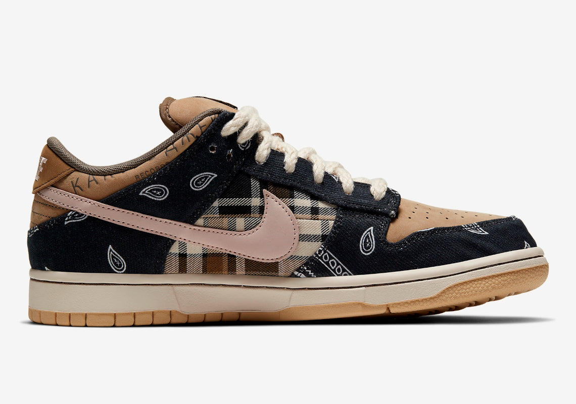 Sneakers Nike SB Dunk Low Travis Scott en suède, cuir et toile, coloris beige, marron et noir, swoosh inversé et détails premium.