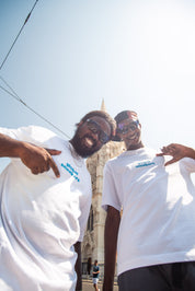 Tshirt_Global_Sneakers_x_Ailleurs_Higher_Marseille_Blanc_Bleu, porté par deux mannequins de face
