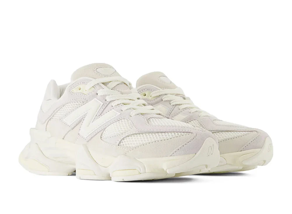 Sneaker New Balance 9060 Angora Sea Salt en mesh et suède crème avec semelle sculptée ABZORB et design lifestyle moderne.