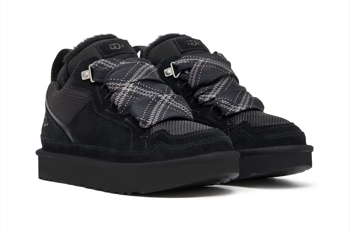 UGG Lowmel Black en suede noir avec intérieur UGGplush™ et semelle Treadlite adhérente. Vue 3/4