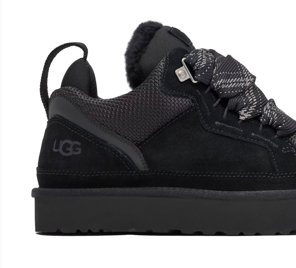UGG Lowmel Black en suede noir avec intérieur UGGplush™ et semelle Treadlite adhérente. Vue face arrière 
