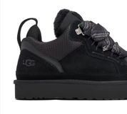 UGG Lowmel Black en suede noir avec intérieur UGGplush™ et semelle Treadlite adhérente. Vue face arrière 