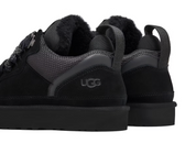 UGG Lowmel Black en suede noir avec intérieur UGGplush™ et semelle Treadlite adhérente. Vue arrière 