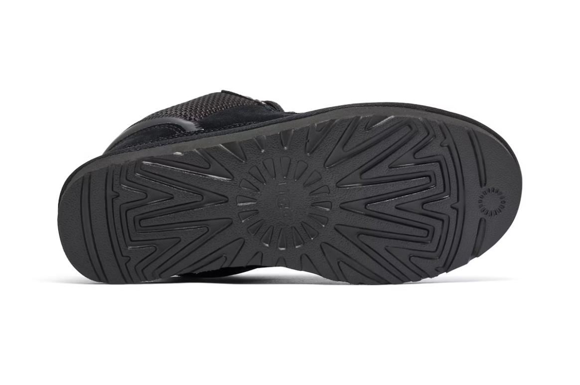 UGG Lowmel Black en suede noir avec intérieur UGGplush™ et semelle Treadlite adhérente. Vue semelle