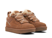 UGG Lowmel Chestnut en suede marron avec intérieur UGGplush™ et semelle Treadlite légère et adhérente.