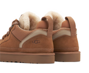 UGG Lowmel Chestnut en suede marron avec intérieur UGGplush™ et semelle Treadlite légère et adhérente.