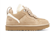 UGG Lowmel Sand en suede beige sable avec intérieur UGGplush™ et semelle Treadlite adhérente. Vue face