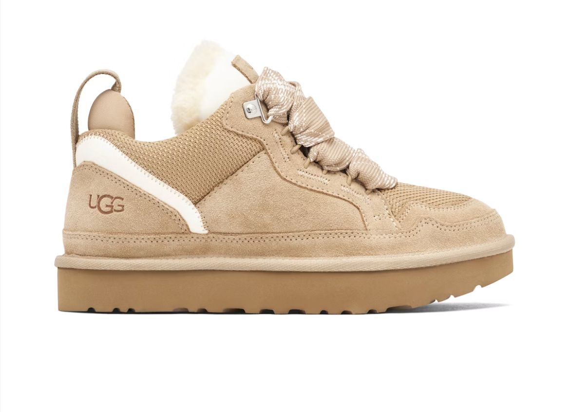 UGG Lowmel Sand en suede beige sable avec intérieur UGGplush™ et semelle Treadlite adhérente. Vue face