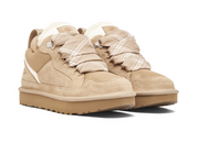UGG Lowmel Sand en suede beige sable avec intérieur UGGplush™ et semelle Treadlite adhérente. Vue 3/4