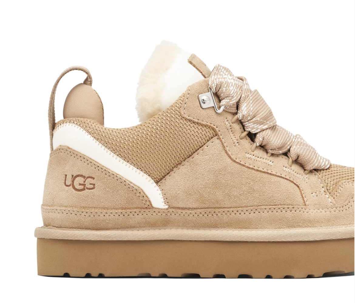 UGG Lowmel Sand en suede beige sable avec intérieur UGGplush™ et semelle Treadlite adhérente. Vue zoomer arrière 