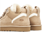 UGG Lowmel Sand en suede beige sable avec intérieur UGGplush™ et semelle Treadlite adhérente. Vue zoomer arrière 