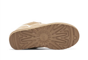 UGG Lowmel Sand en suede beige sable avec intérieur UGGplush™ et semelle Treadlite adhérente. Vue semelle