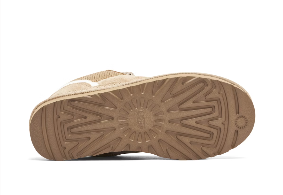 UGG Lowmel Sand en suede beige sable avec intérieur UGGplush™ et semelle Treadlite adhérente. Vue semelle
