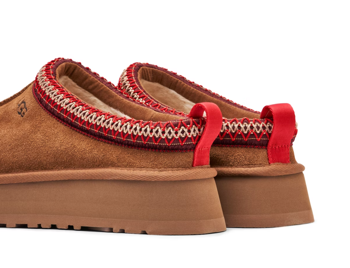 UGG Tazz Slipper Chestnut en suede marron caramel avec intérieur UGGplush™ et semelle plateforme SugarSole.
