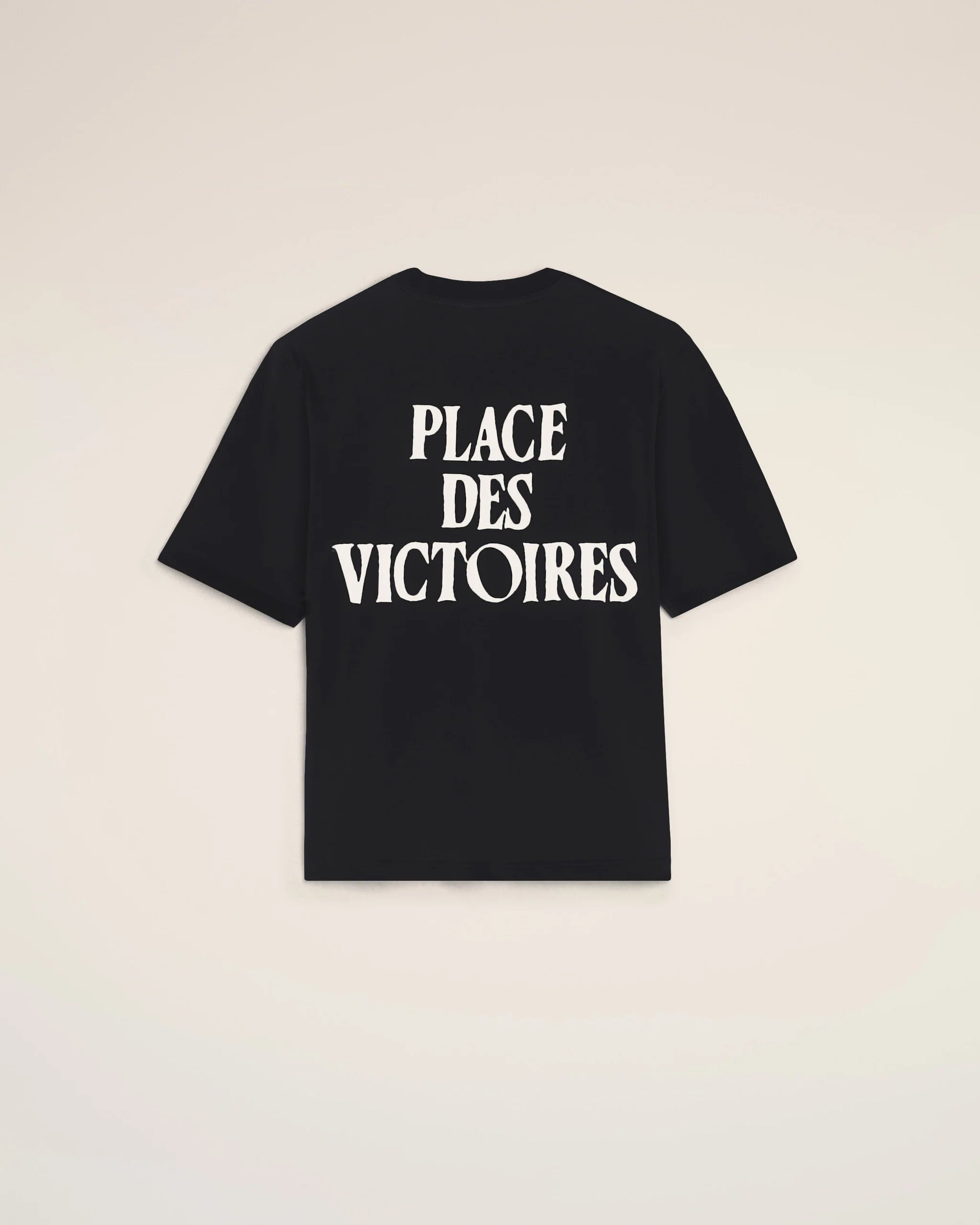 T-shirt AMI Paris noir en coton avec inscription Place des Victoires et coupe décontractée premium.